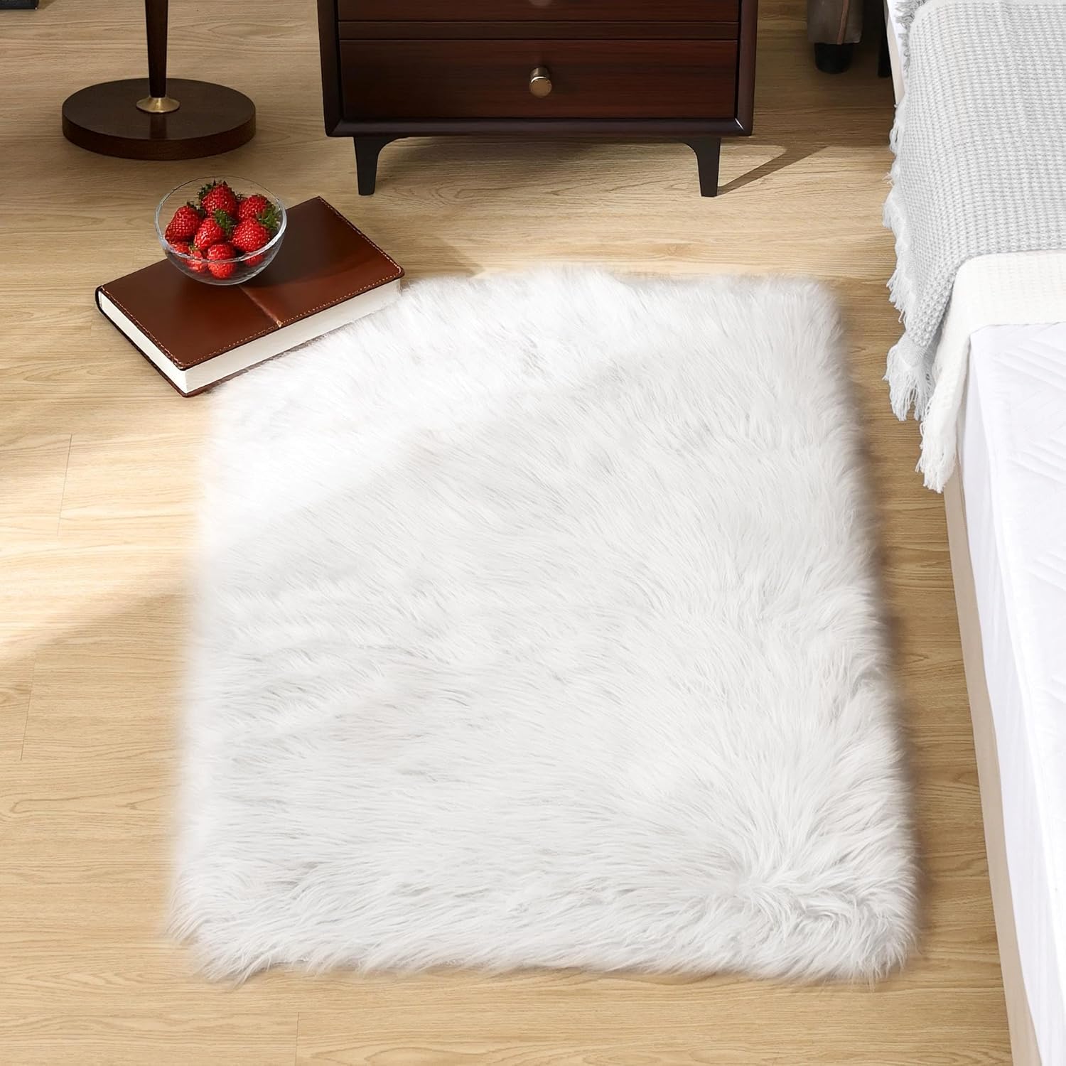 UCRAVO White Faux Fur Area Rug for Bedroom Living Room, Soft Fluffy Shaggy Carpet, Plush Decorative Floor Rug for Sofa Side, Kids Room, Home Décor, Non-Slip Washable Furry Rug, Indoor Home Decoration